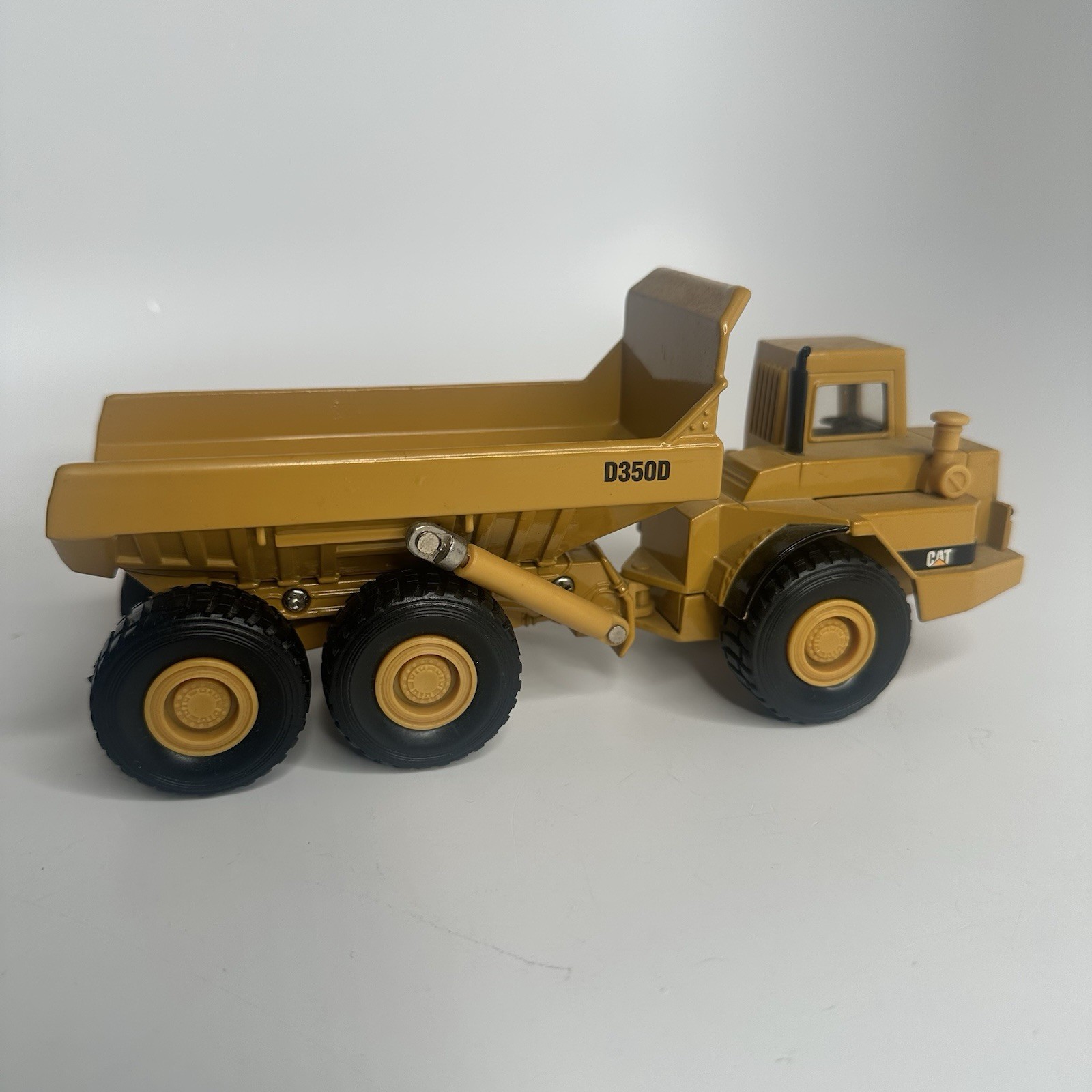 1992 Ertl Caterpillar D3500 Dump Truck 2431 – Construction – 1/50 Scale No Box