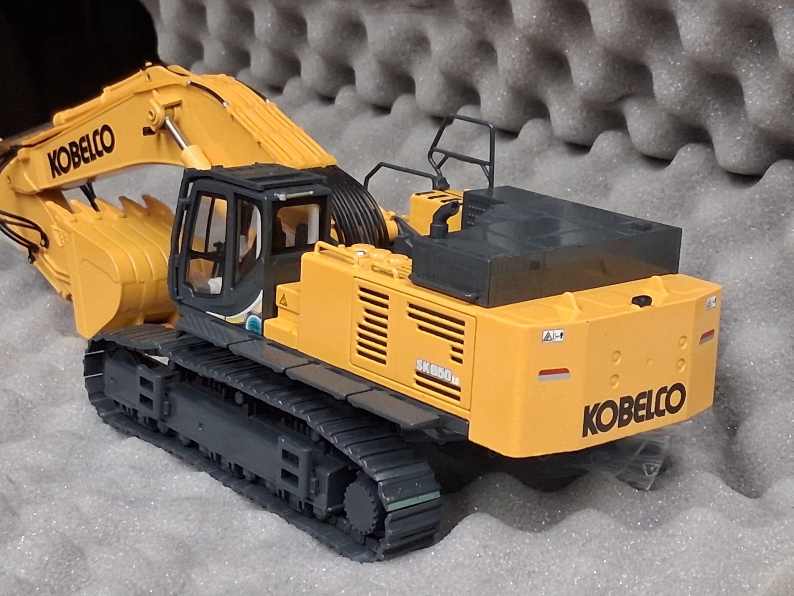 Conrad 2219-01 Kobelco SK 850 LC Hydraulic Excavator US Version 1/50 MIB