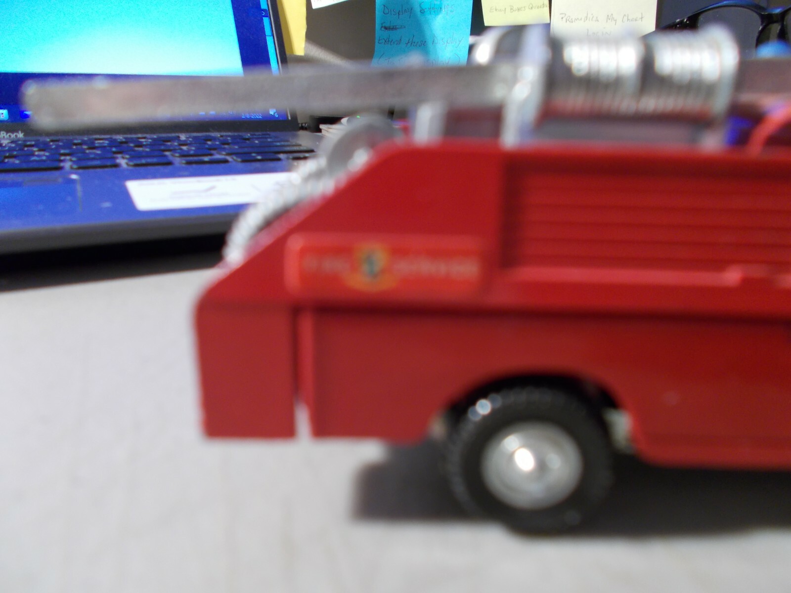 VINTAGE DINKY TOYS DIE-CAST 109 WB LAND ROVER FIRE SERVICES + LADDER 4.5″ LONG