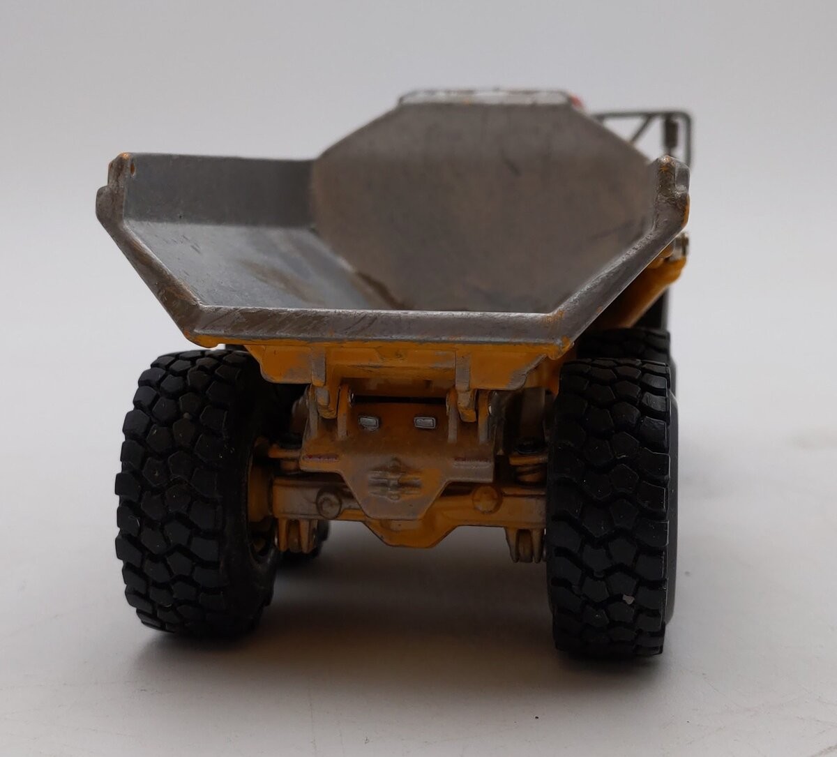 ERTL 1:50 Scale John Deere 400D Articulated Dump Truck – Weathered