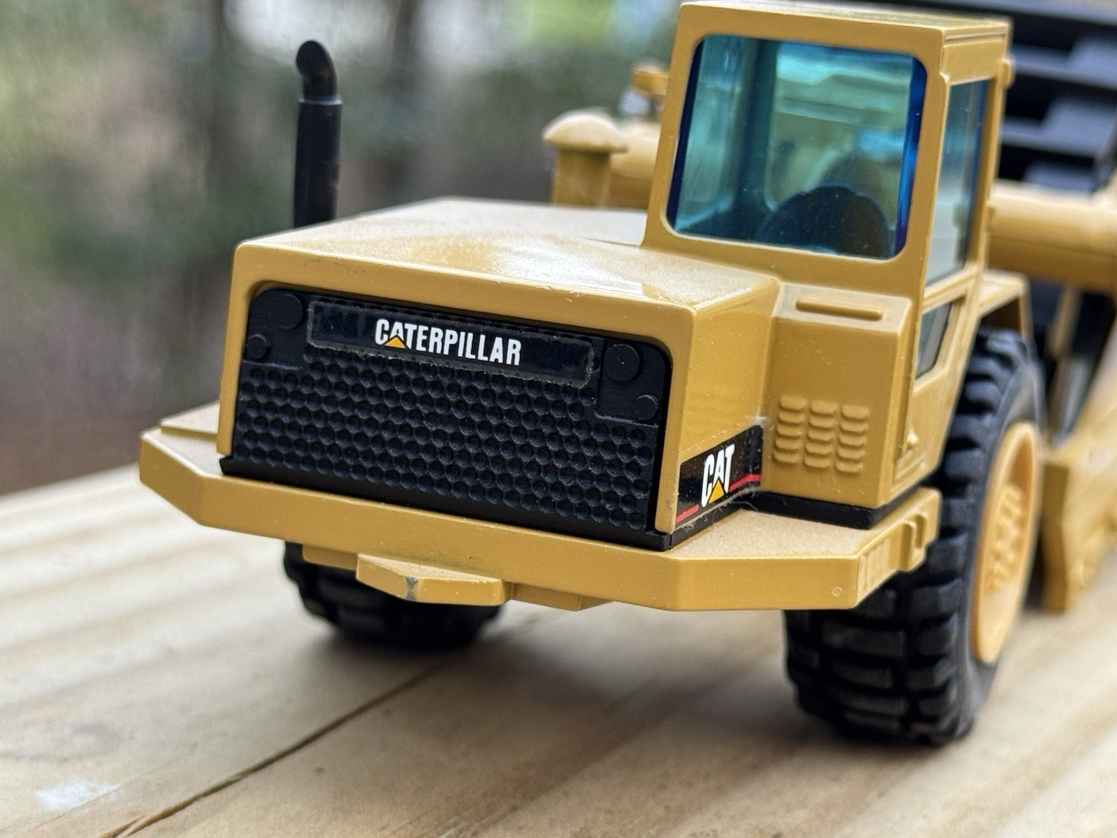 1:50 Cat 615C Elevating Scraper NZG Caterpillar Rare Has Box.