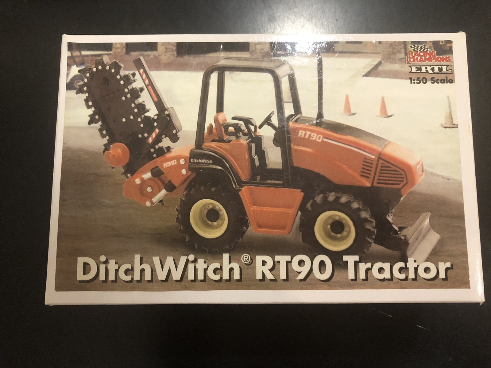 2002 ERTL Racing Champions – Ditch Witch RT90 Tractor – Scale 1:50 – NOS