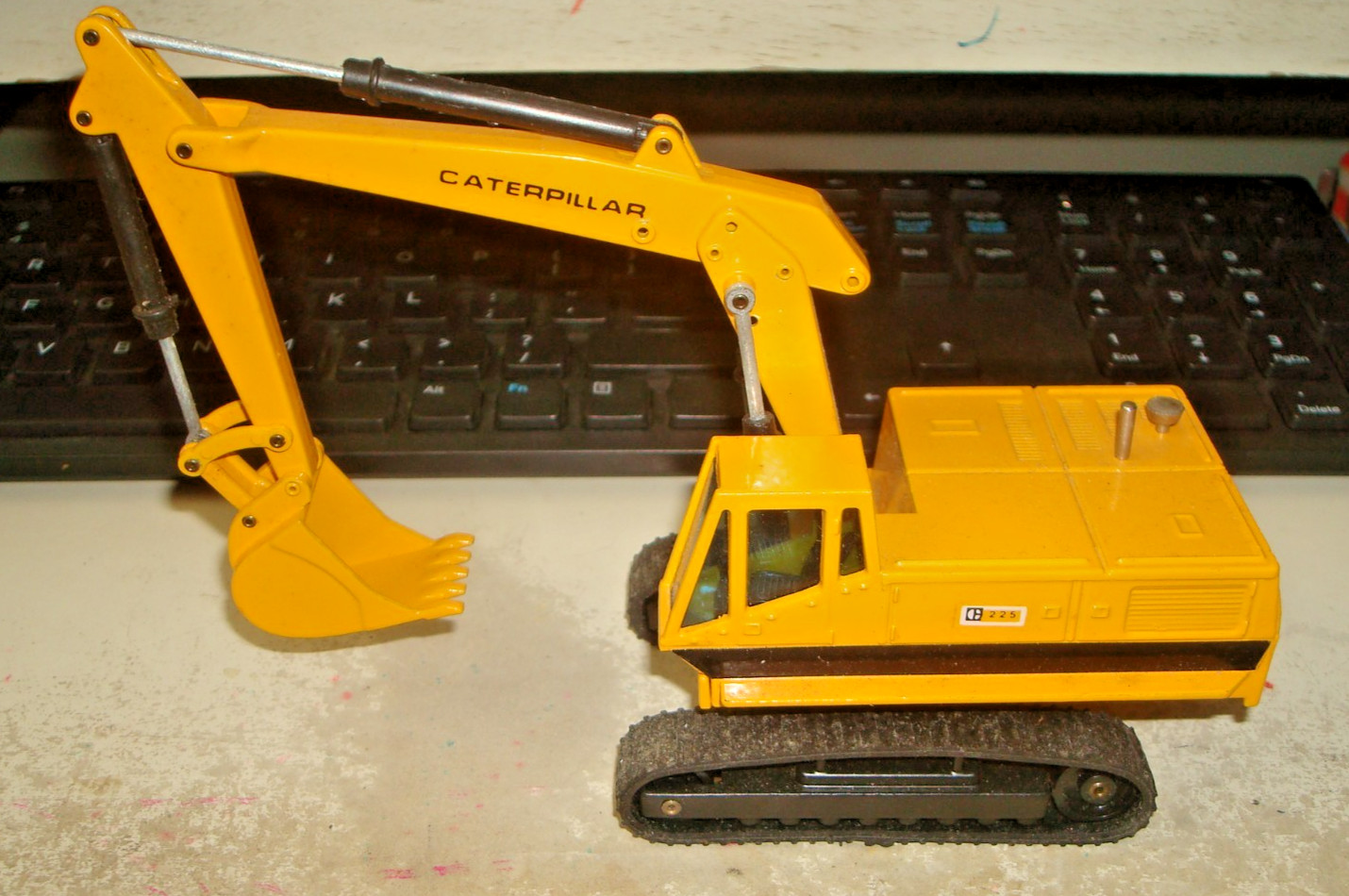 JOAL. CAT 225 EXCAVATOR. 1/70 SCALE.