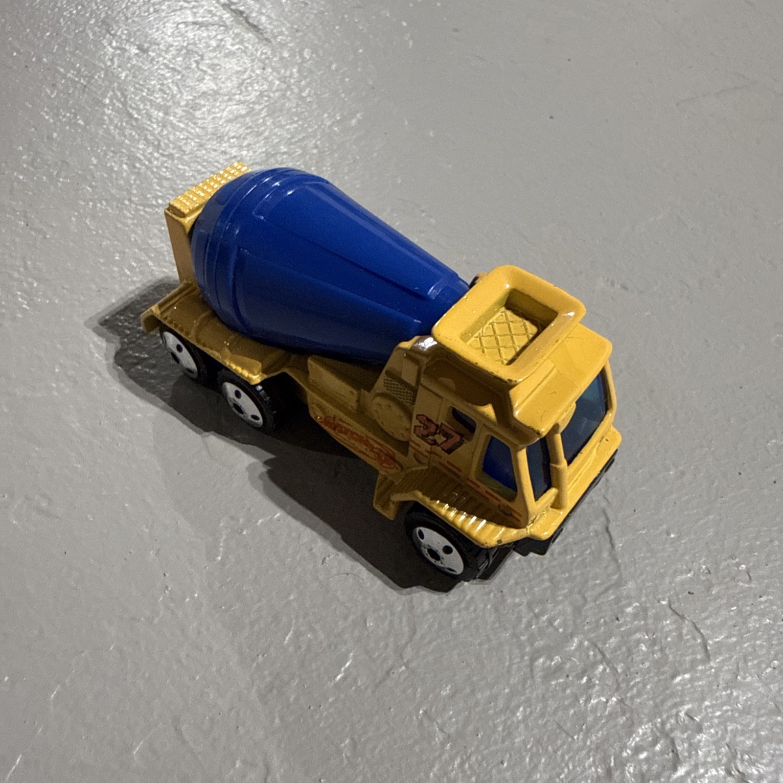 Matchbox 27 Cement Mixer Yellow and Blue 2000