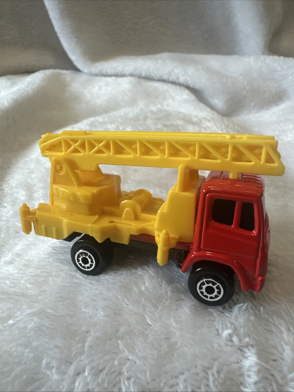 Maisto Red & Yellow Diecast Crane Truck Construction Equipment Toy Vehicle.