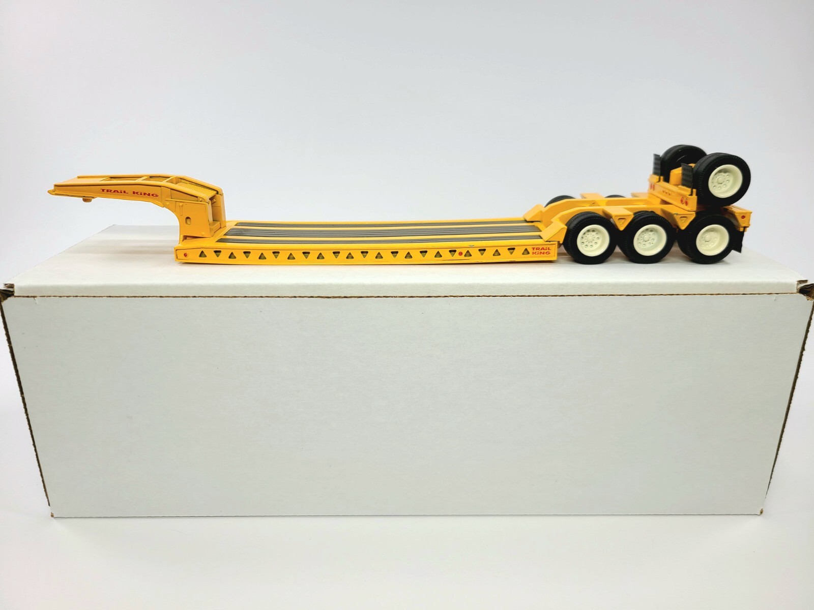 Trail King 4-Axle Flip Lowboy – Yellow – ASAM Smith 1:48 Scale Diecast Model