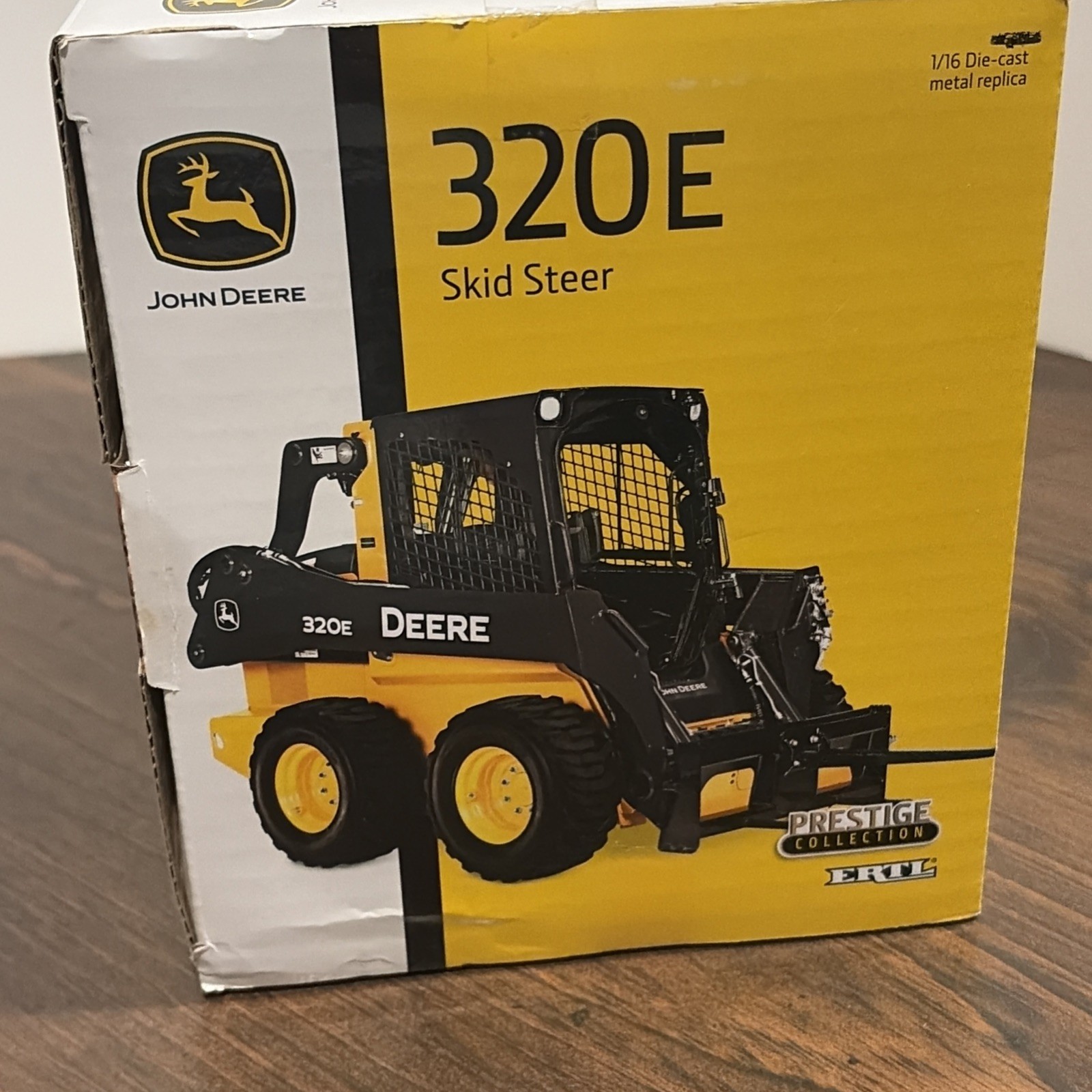 John Deere TBE45461 ERTL 1/16 Scale 320E Prestige Collection Die Cast (RM)