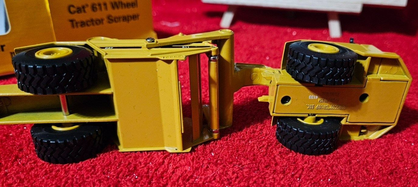 Caterpillar Cat Wheel Tractor 611 Scraper 1:64 Scale Diecast Masters