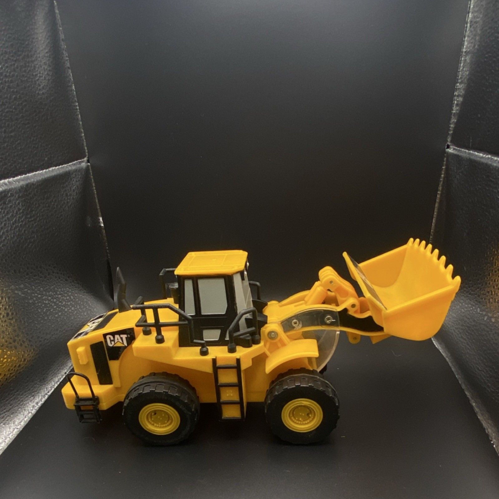 CAT Caterpillar Wheel Loader Construction Truck Toy Yellow Front End Loader
