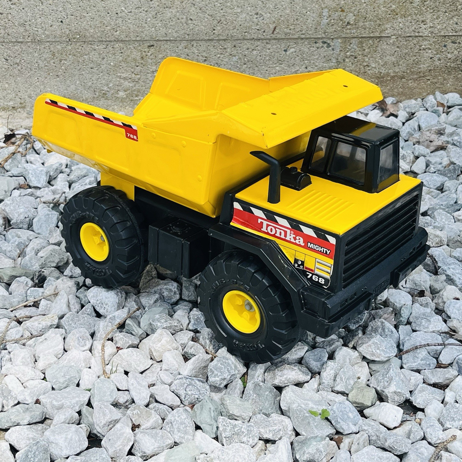 VTG Tonka 1993 Mighty Dump Truck 768 XMB 975 Tires Pressed Steel **FAST SHIP**