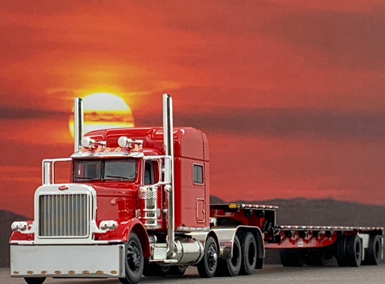 1/64 DCP PETERBILT 389 TRI AXLE W/ 70″ MID ROOF & TRANSCRAFT STEPDECK TRAILER