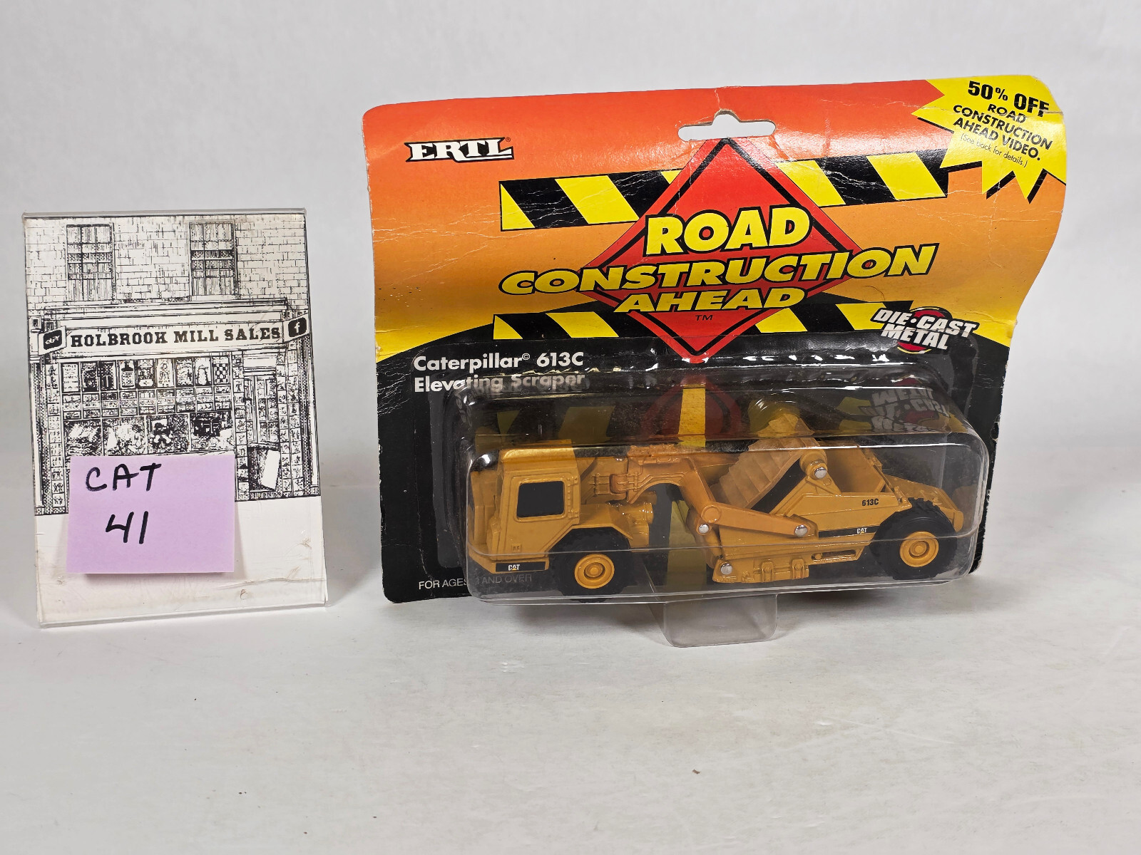 Ertl 2419 • Caterpillar • CAT 613C Elevating Scraper • Blister Pack