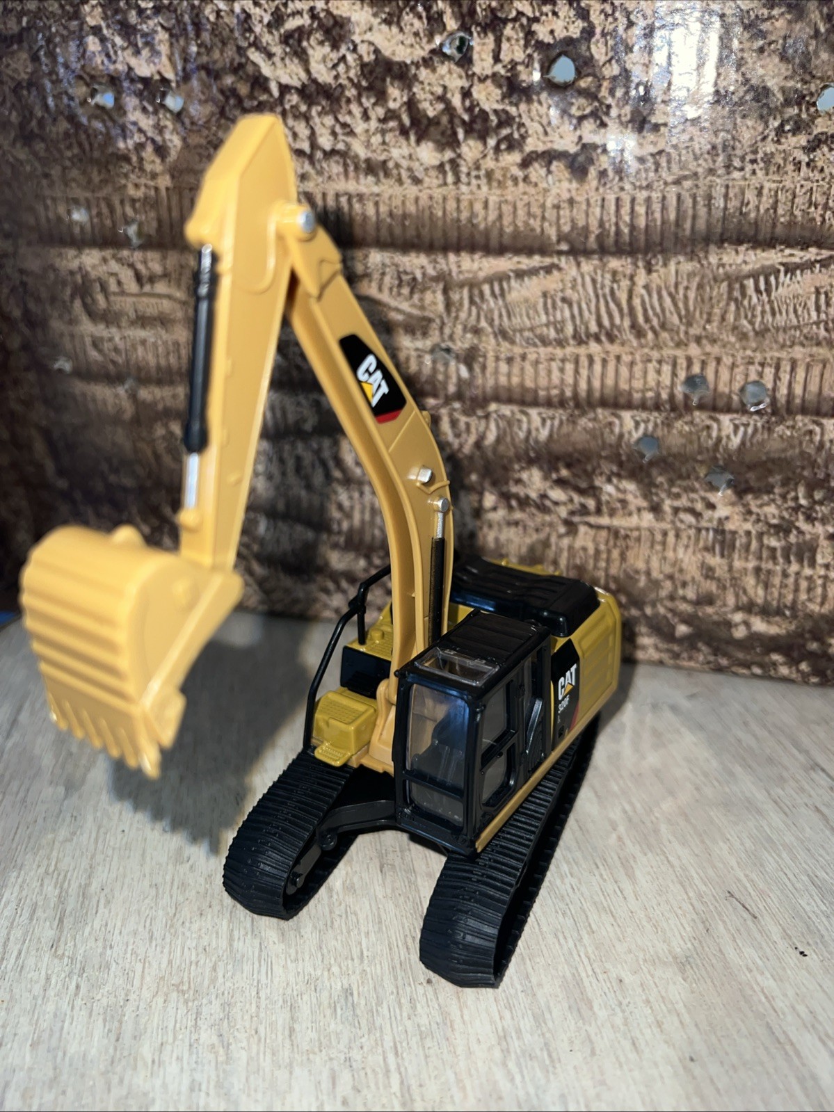 CAT Caterpillar 320F L Hydraulic Excavator 1:64 Scale – Diecast Masters 84644CS