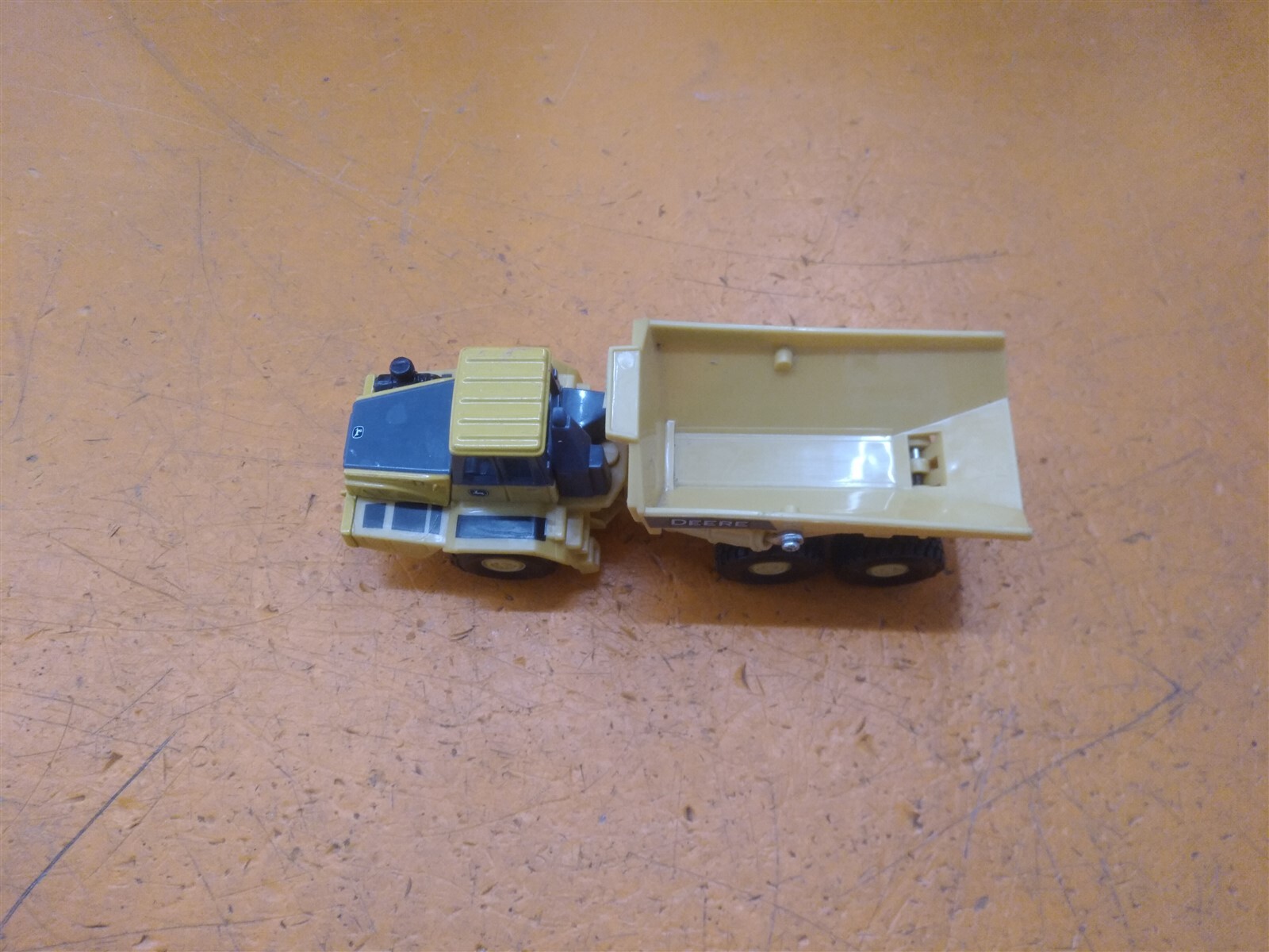 ⭐️⭐️⭐️⭐️⭐️John Deere TOMY Articulated Dump Truck 5 3/8″ Plastic Construction