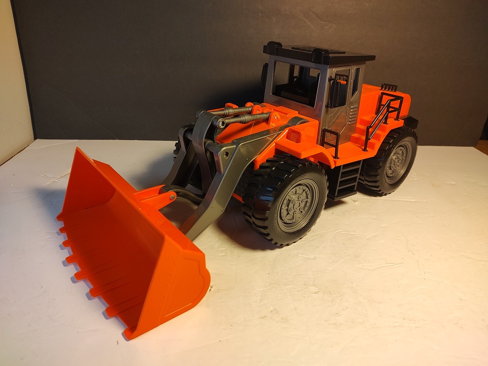 Battat Driven 1/14 Scale Large 19″ Front End Bucket Loader Construction Vehicle