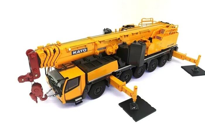 Kato 1:50 KA-1300R Red Limited Edition Crane Alloy Engineering Vehicle Model