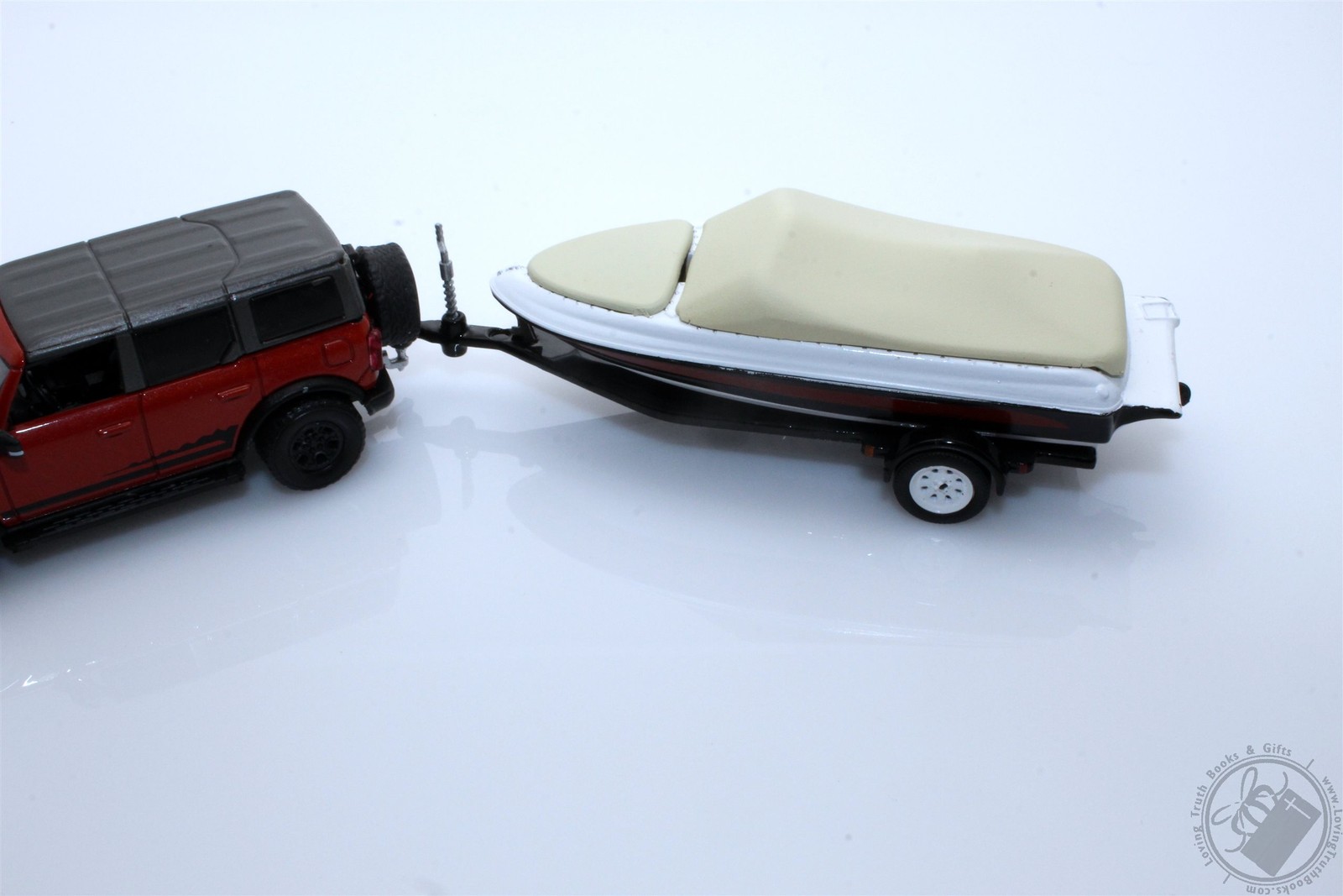 2021 Ford Bronco Wildtrak w/ Boat & Trailer, 1/64 Diecast Model Red