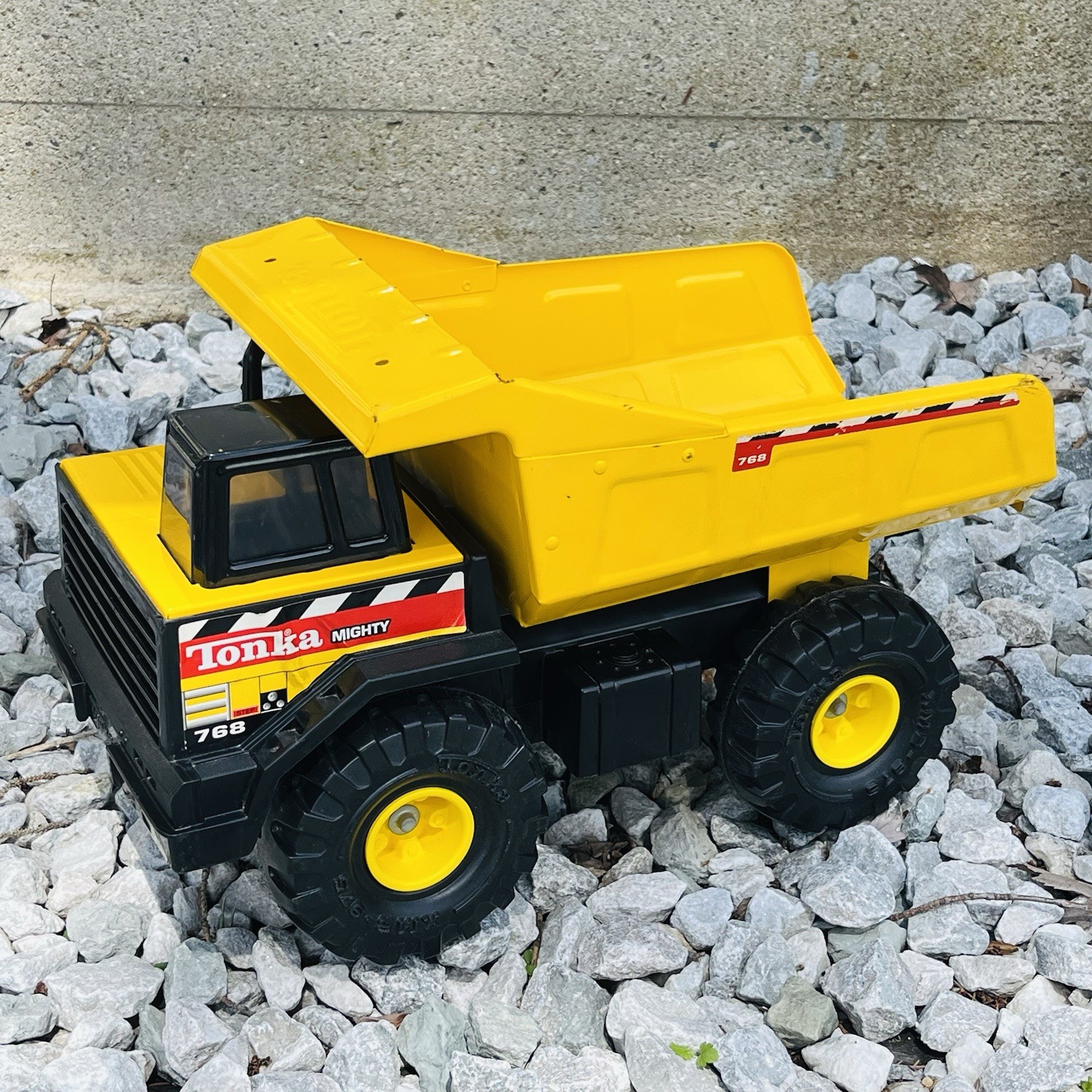 VTG Tonka 1993 Mighty Dump Truck 768 XMB 975 Tires Pressed Steel **FAST SHIP**