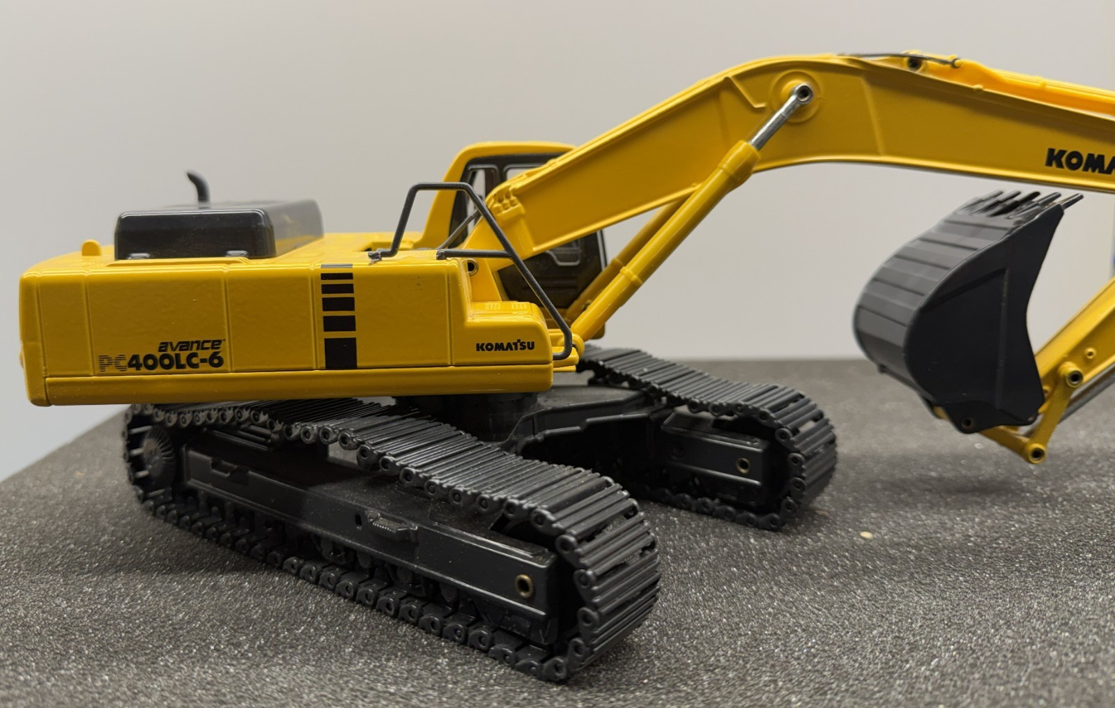 Joal 1:32 Scale Komatsu PC400LC-6 Die Cast Excavator with Rolling Metal Tracks