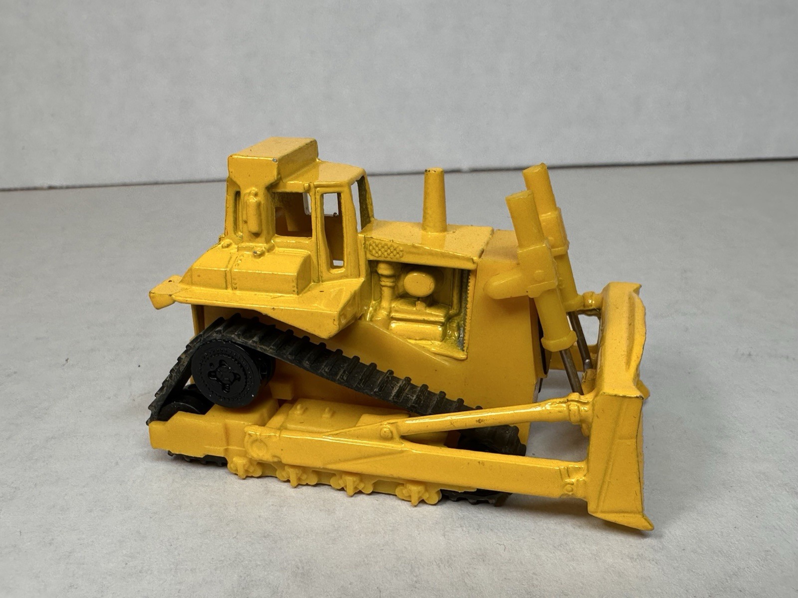 Hot Wheels CAT Bulldozer “Workhorses” 1979 Malaysia Base NICE