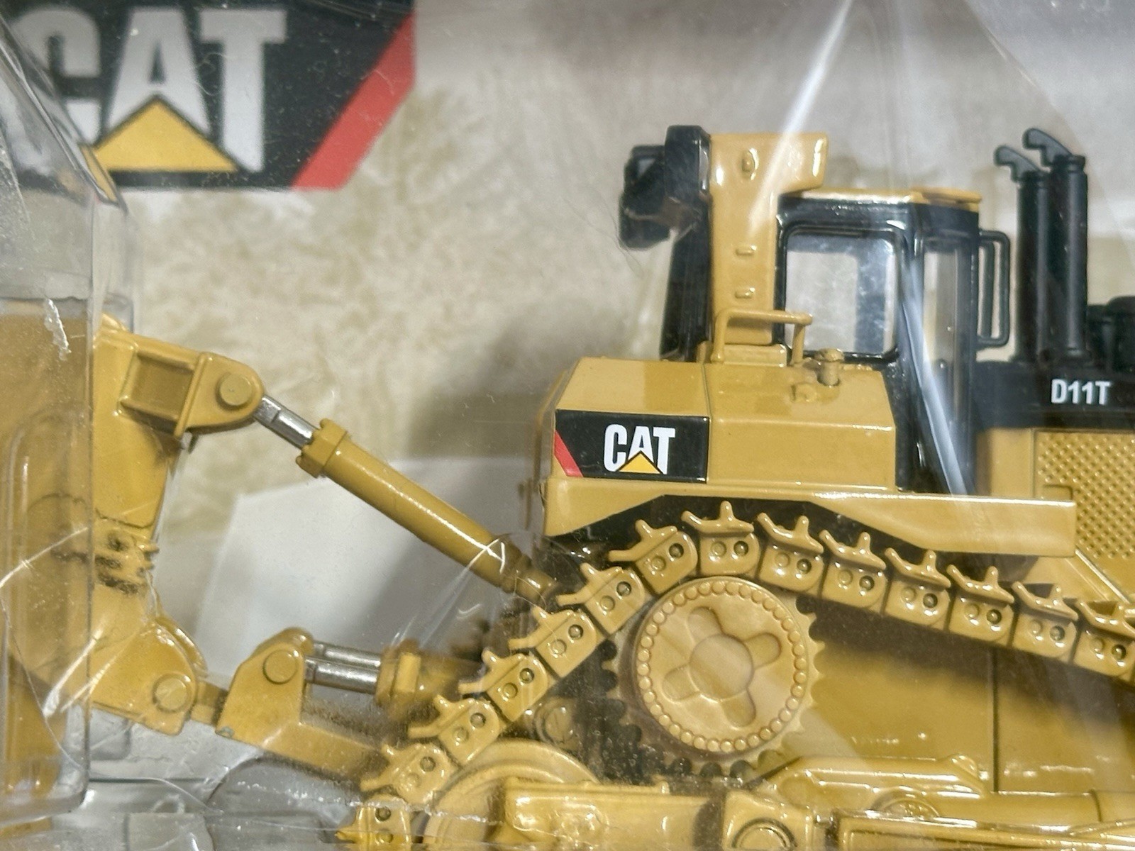 Norscot CAT D11T Track-Type Tractor 55212 1:50 Diecast Model Metal Tracks NIB