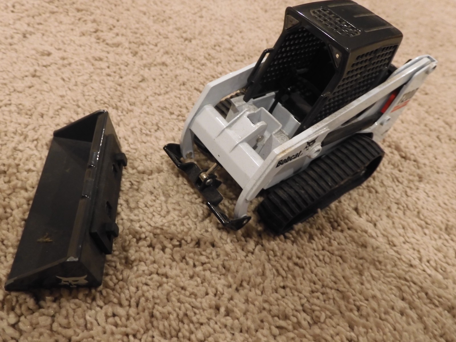 BOBCAT T200 COMPACT TRACK LOADER 1:25 SCALE DIECAST MODEL