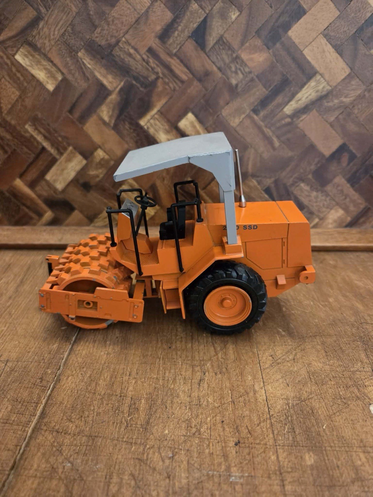 Hamm 2210-SSD Padded Roller Compactor Tractor – NZG 1:25 Scale Model #343