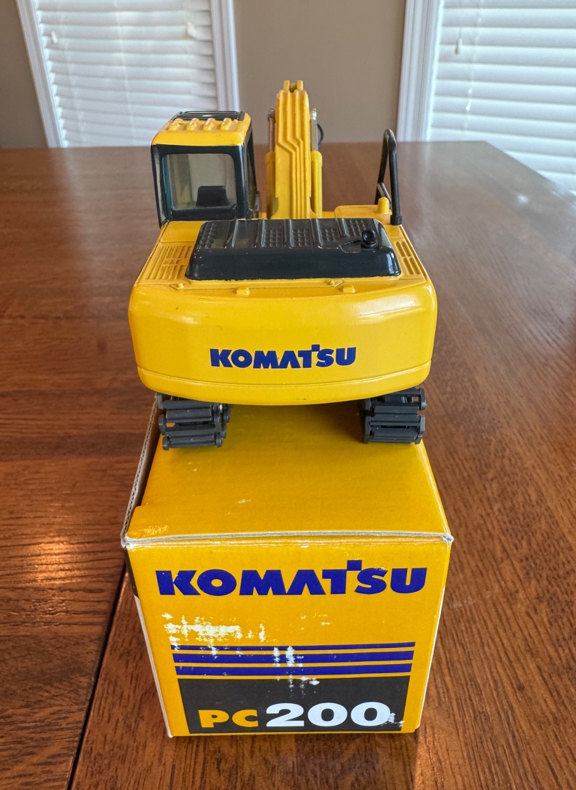 Galeo Komatsu PC200 Excavator 1:43 scale NIB