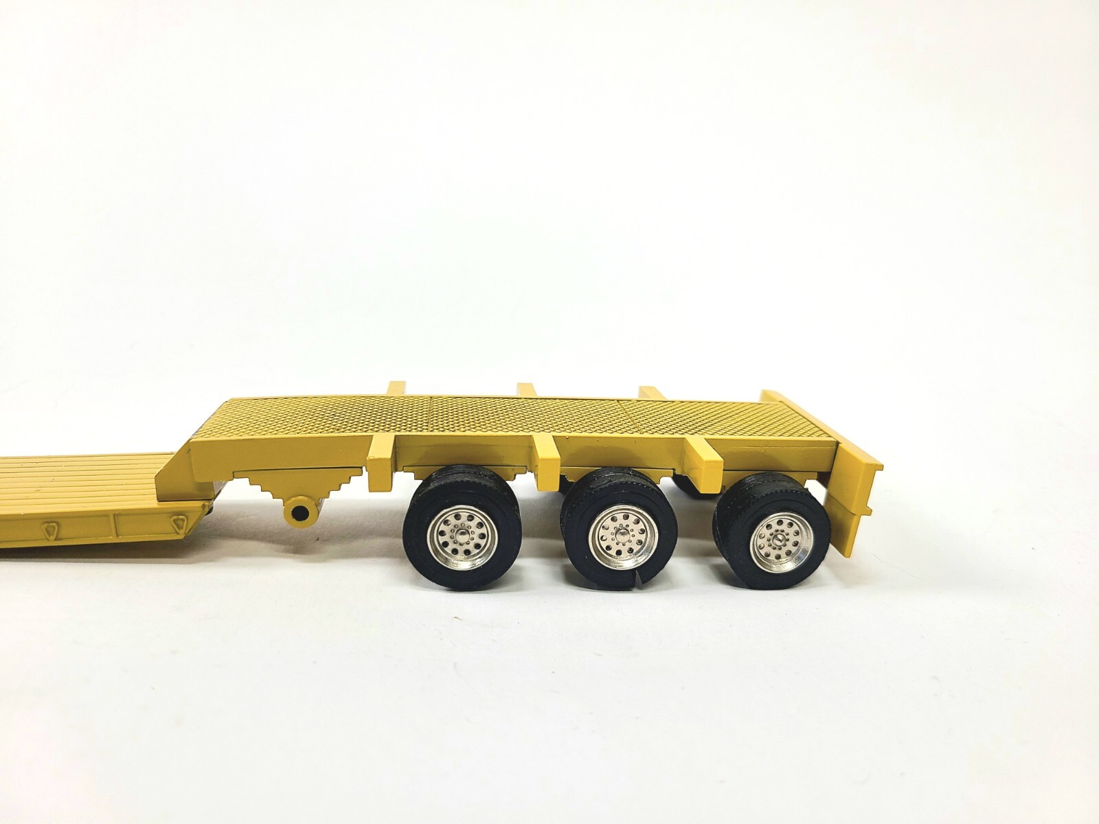 Kenworth K100 6×4 Sleeper with Lowboy Trailer Yellow ASAM Smith 1:48 Scale Model