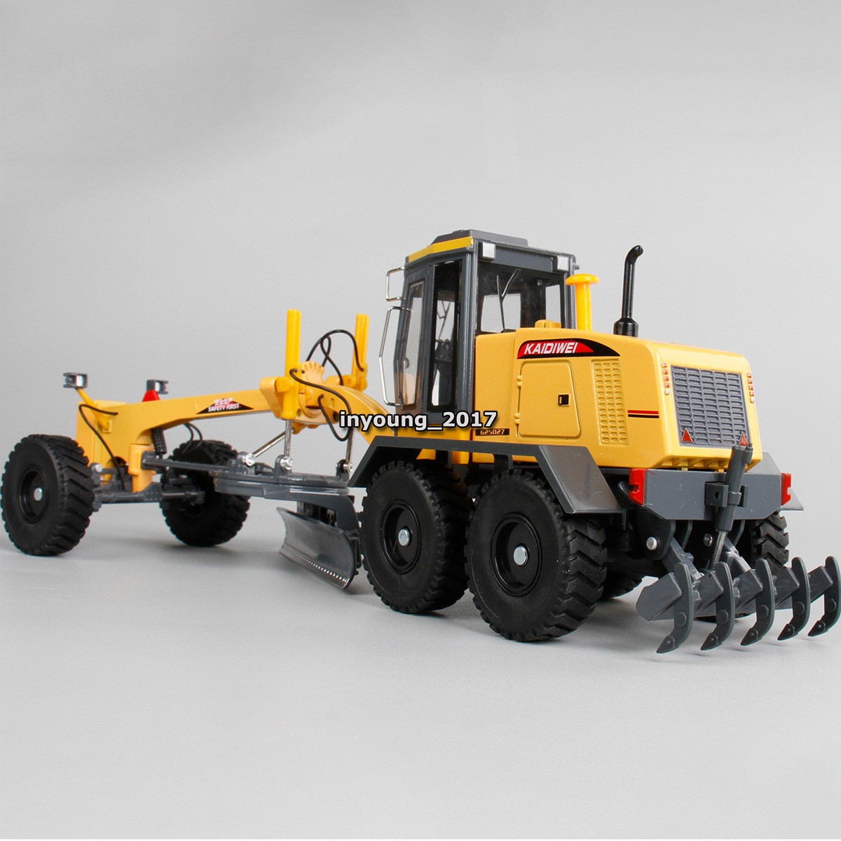 1/35 Grader Truck Model Construction Vehicle Diecast Toys for Boys Kids Gifts
