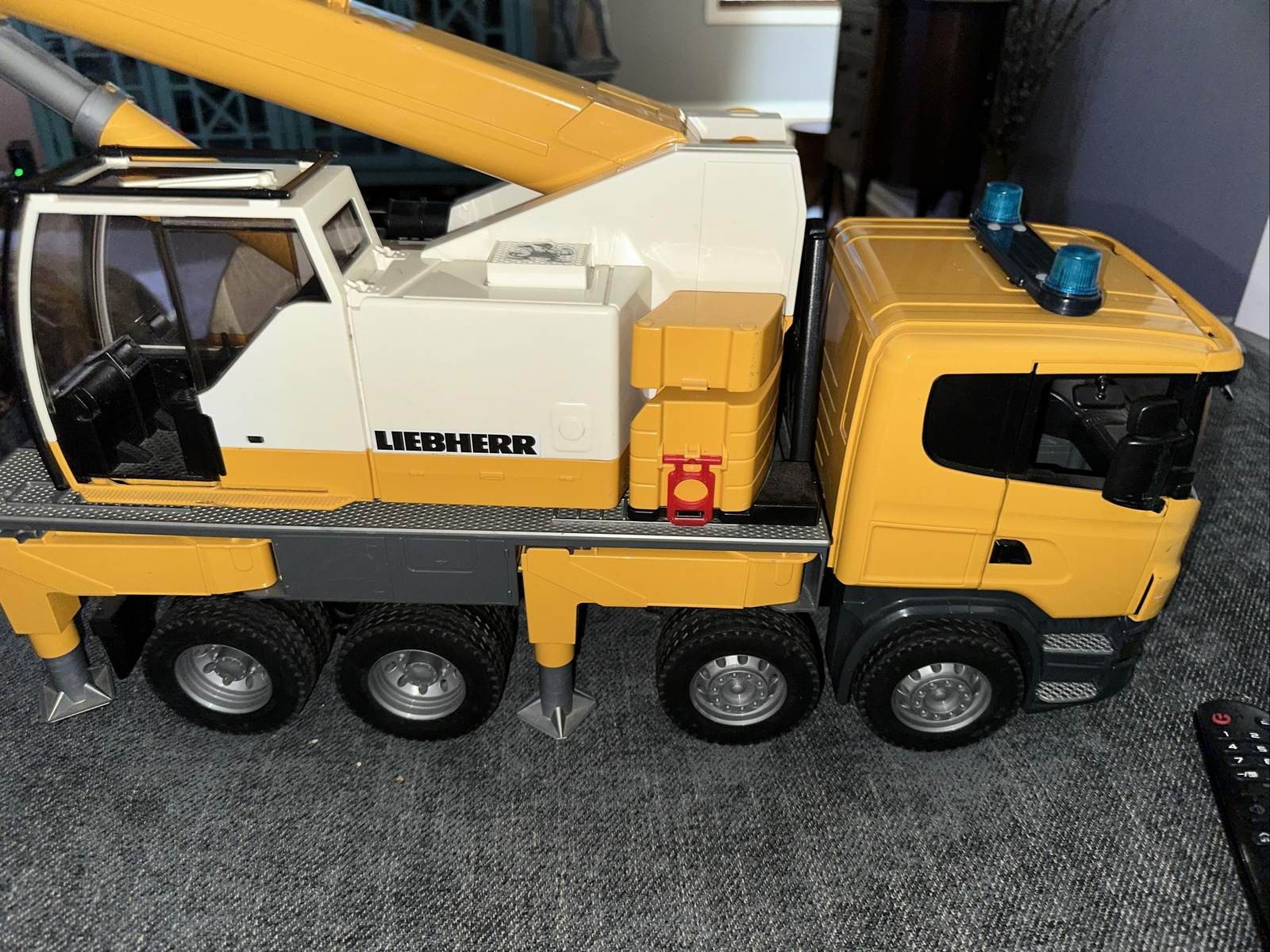 Bruder 1/16 Scania Super 560R Liebherr Crane Truck 03571