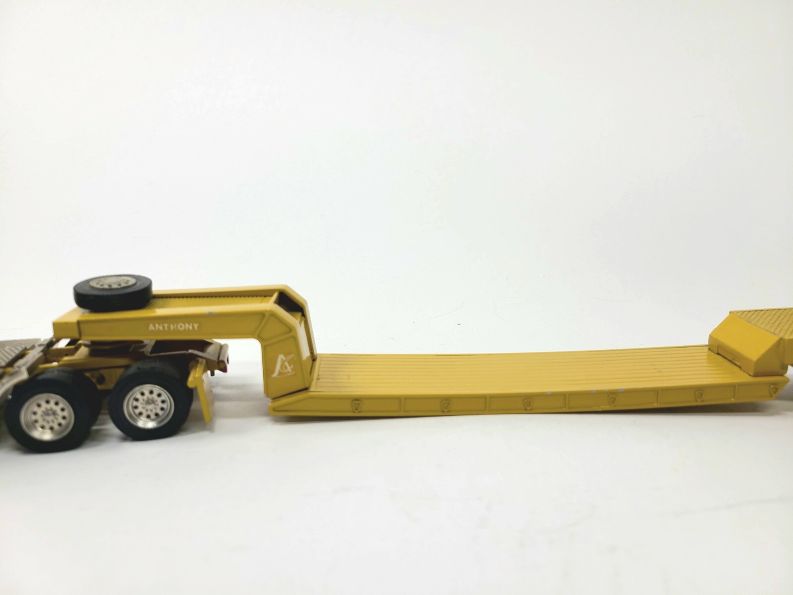 Kenworth K100 6×4 Sleeper with Lowboy Trailer Yellow ASAM Smith 1:48 Scale Model