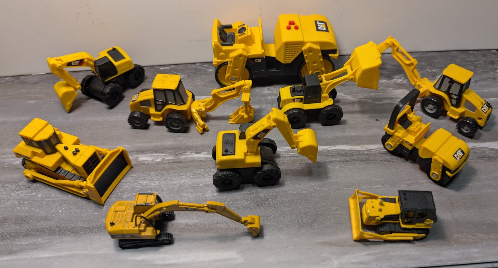 Lot of 9 CAT Construction Toy Vehicles Die-Cast and plastic Dirt Movers