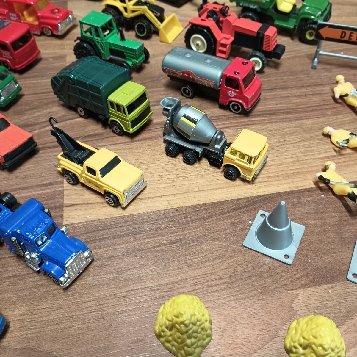 Toy Construction Vehicles Semis/Dozer/Dump Truck/Tow Truck/Mixer 1/64 Lot Of 20+