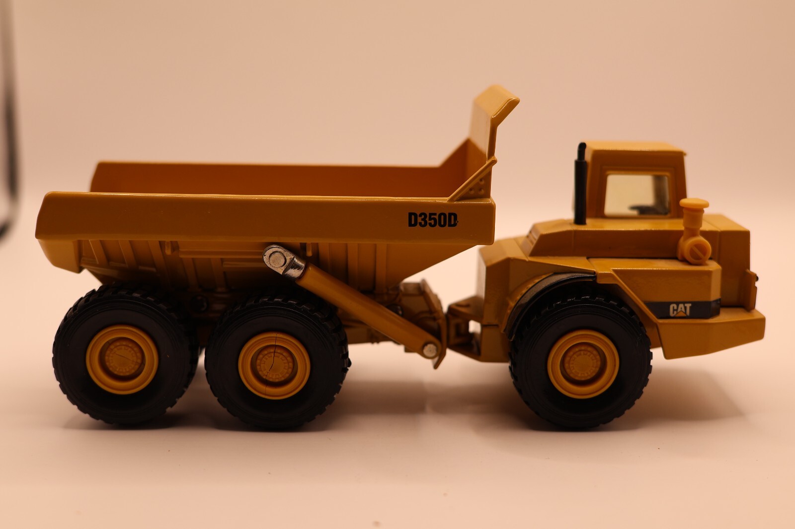Ertl Mighty Movers 2431 1:50 Caterpillar D350D Articulated Dump Truck Die-Cast