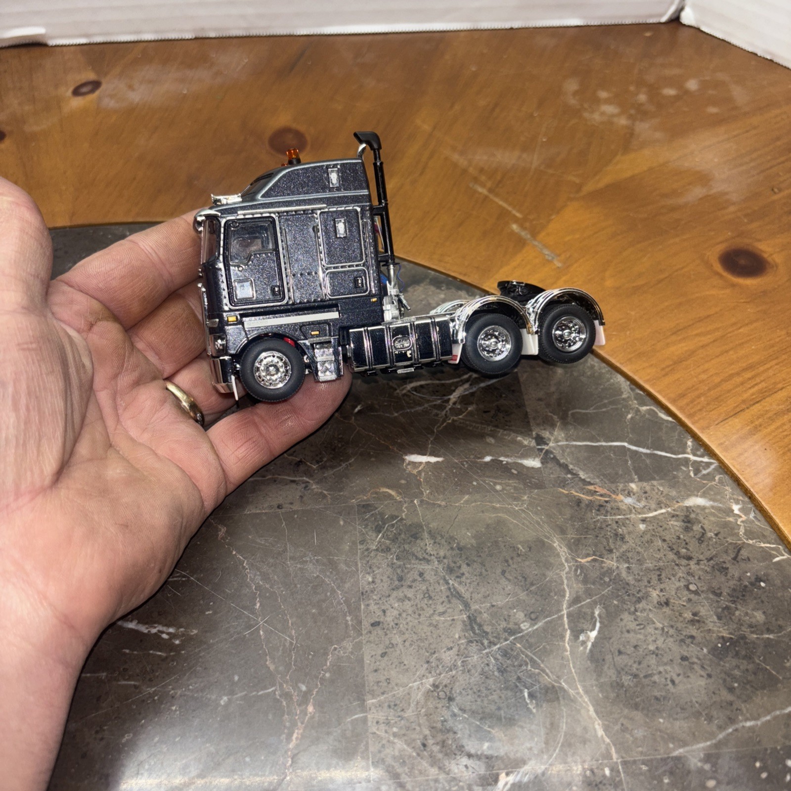 Twh 1/50 Drake, Kenworth K200 Prime Mover 01354 Charcoal Gray