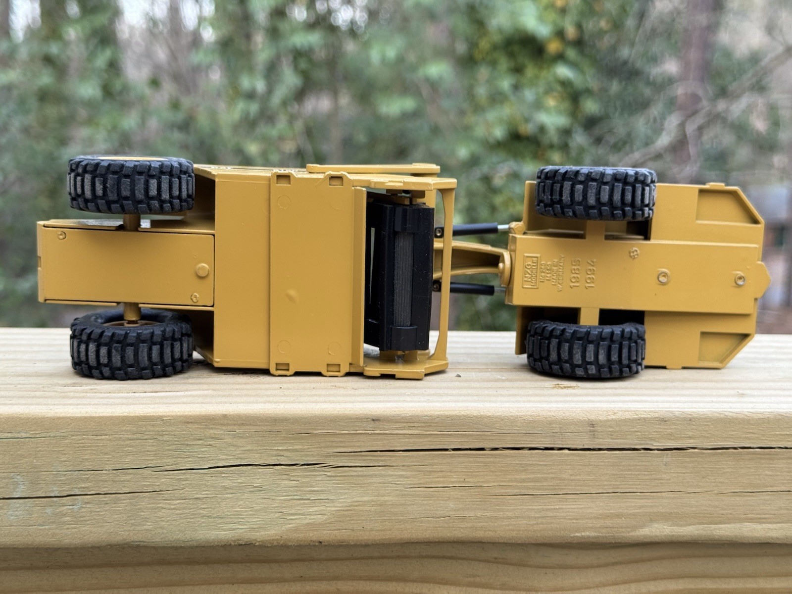 1:50 Cat 615C Elevating Scraper NZG Caterpillar Rare Has Box.