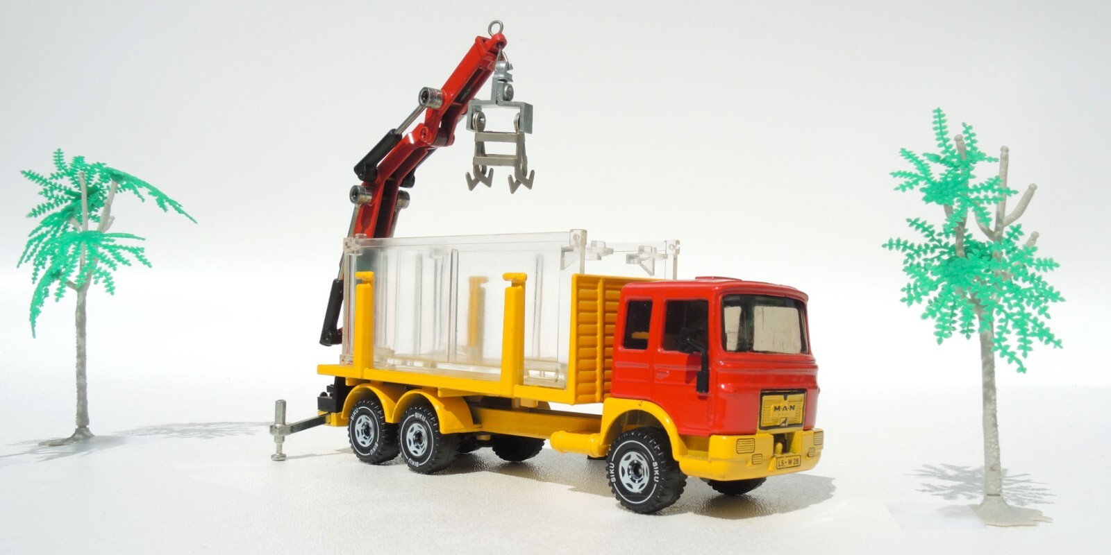 RARE 1/55 scale diecast SIKU mobile tree trimming MAN truck Very Cool!