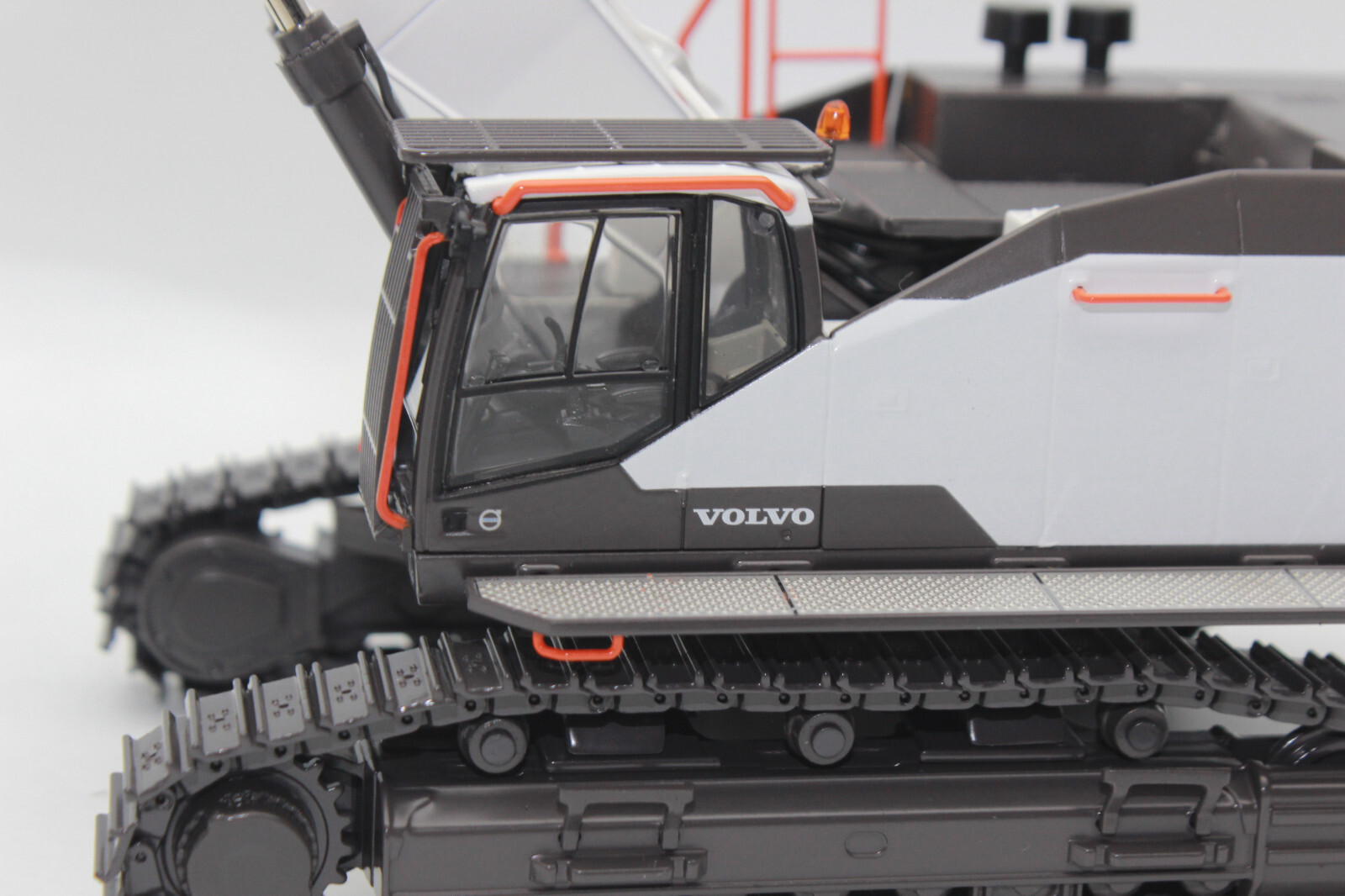 WSI 64-2012 Volvo Excavator WHITE EC 950 F Crawler Excavator 1:50 NEW OVP