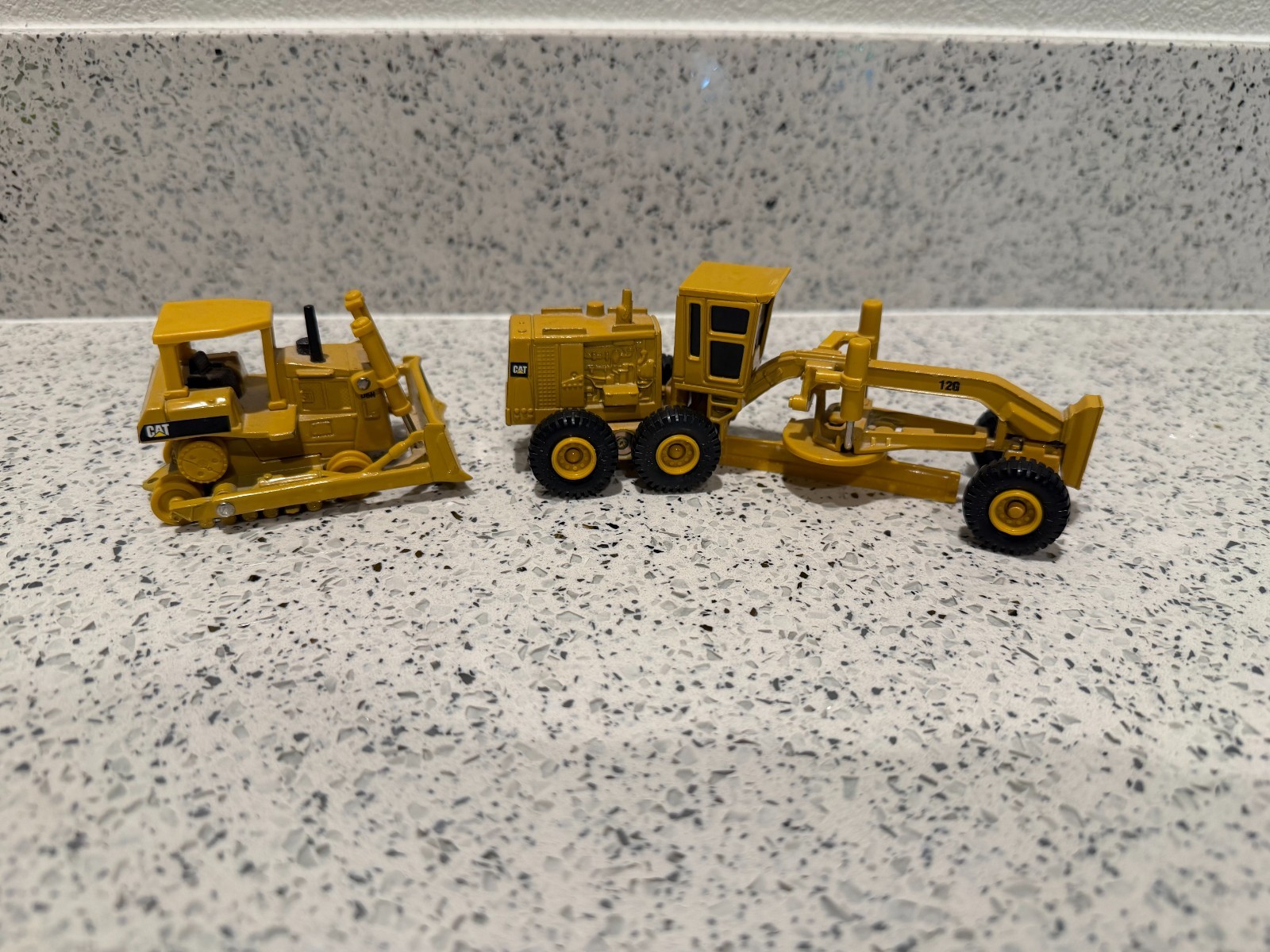 Ertl – 1:50 Die-Cast Caterpillar Construction Equipment Lot of 2 *FOR PARTS