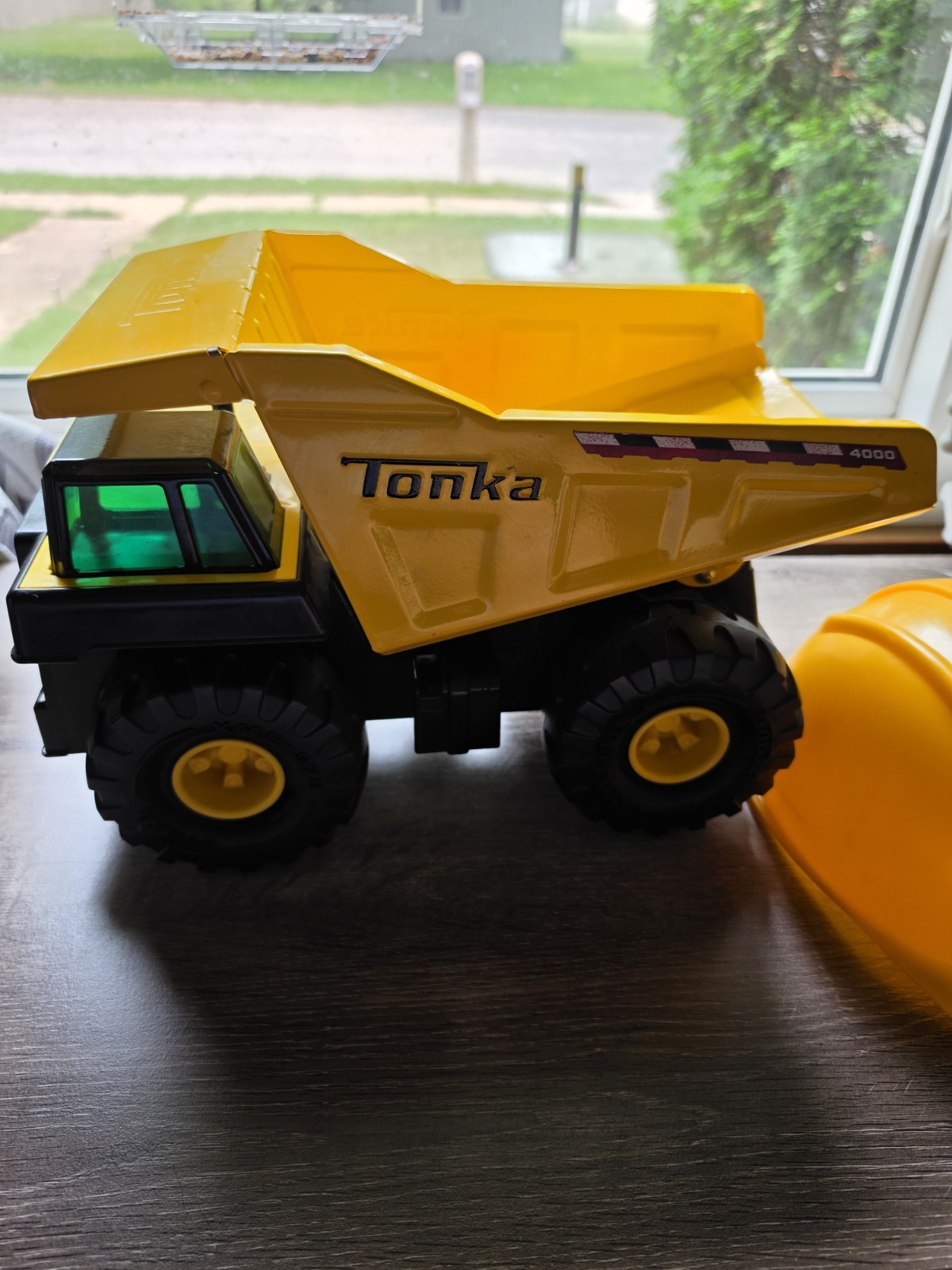 ​Tonka Classics 4000 Dump Truck Steel Yellow C-239A Toy Hard Hat Bundle EXC