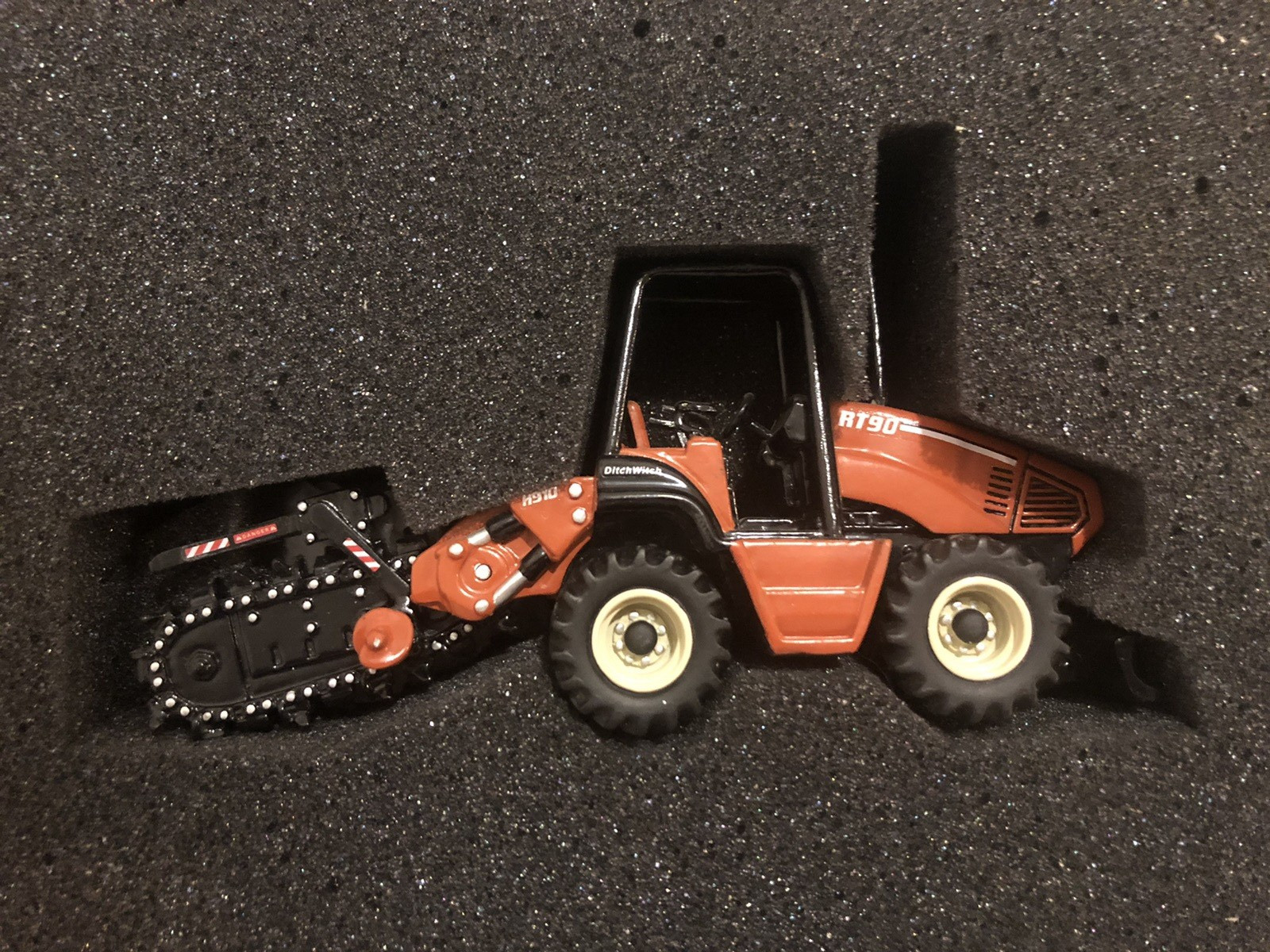 2002 ERTL Racing Champions – Ditch Witch RT90 Tractor – Scale 1:50 – NOS