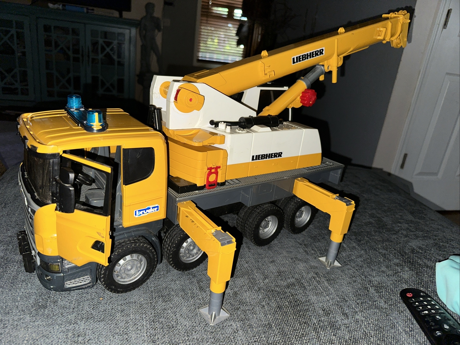 Bruder 1/16 Scania Super 560R Liebherr Crane Truck 03571