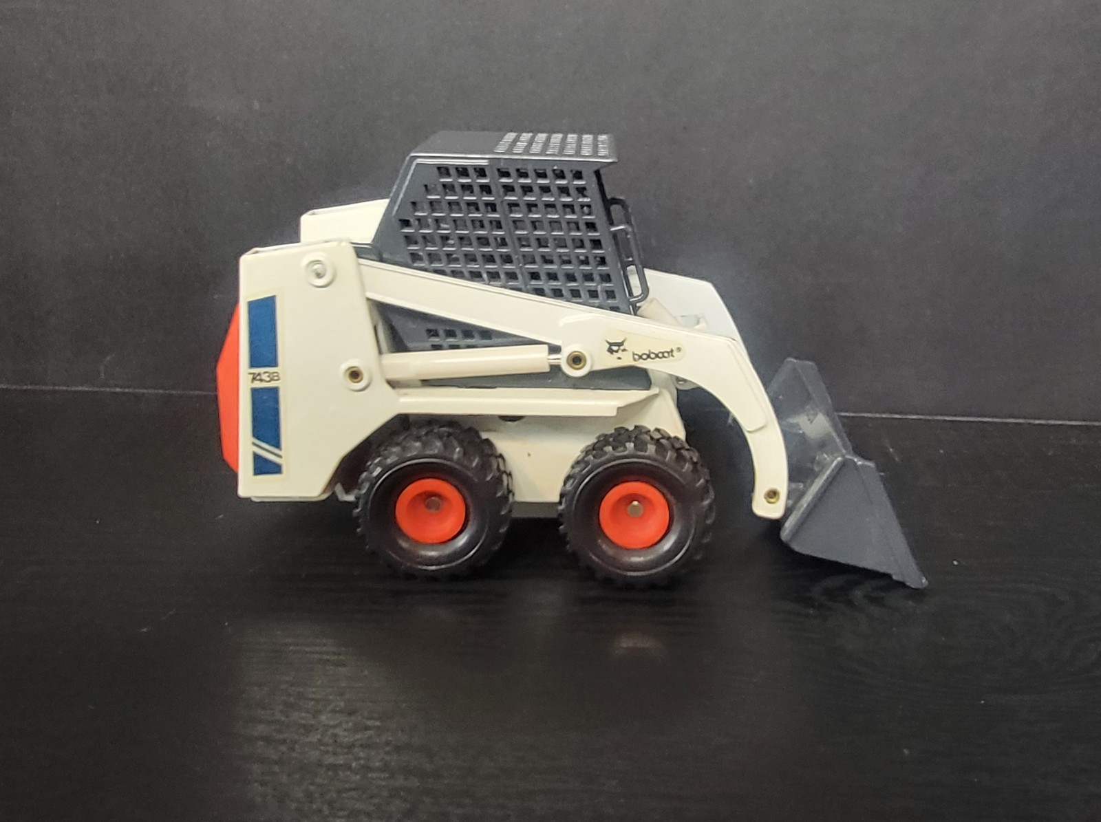 Bobcat 743B Skid-Steer Loader Clover 1:19 Scale Model