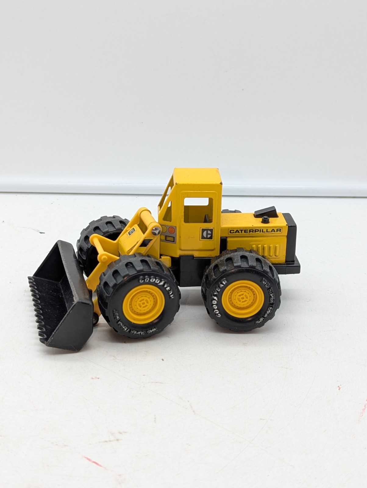 VTG 1986 Remco Caterpillar Front Loader Bucket Yellow and Black Tractor Truck