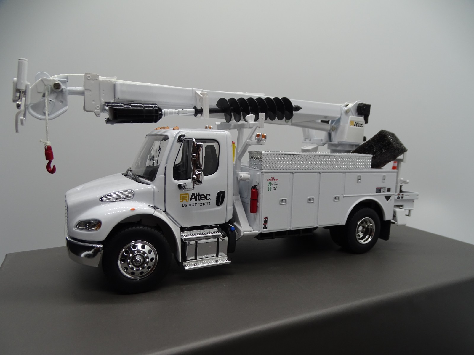 Diecast Masters 71110 1/32 FREIGHTLINER M2 106 WITH ALTEC DC47 DERRICK