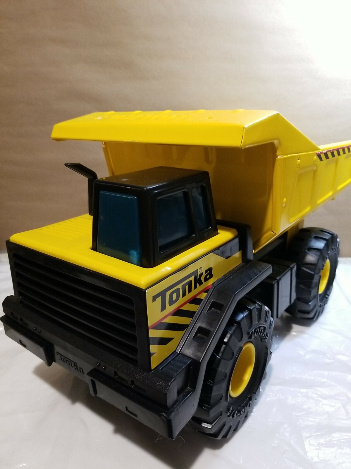 Tonka 93918 Classic Steel Mighty Dump Truck