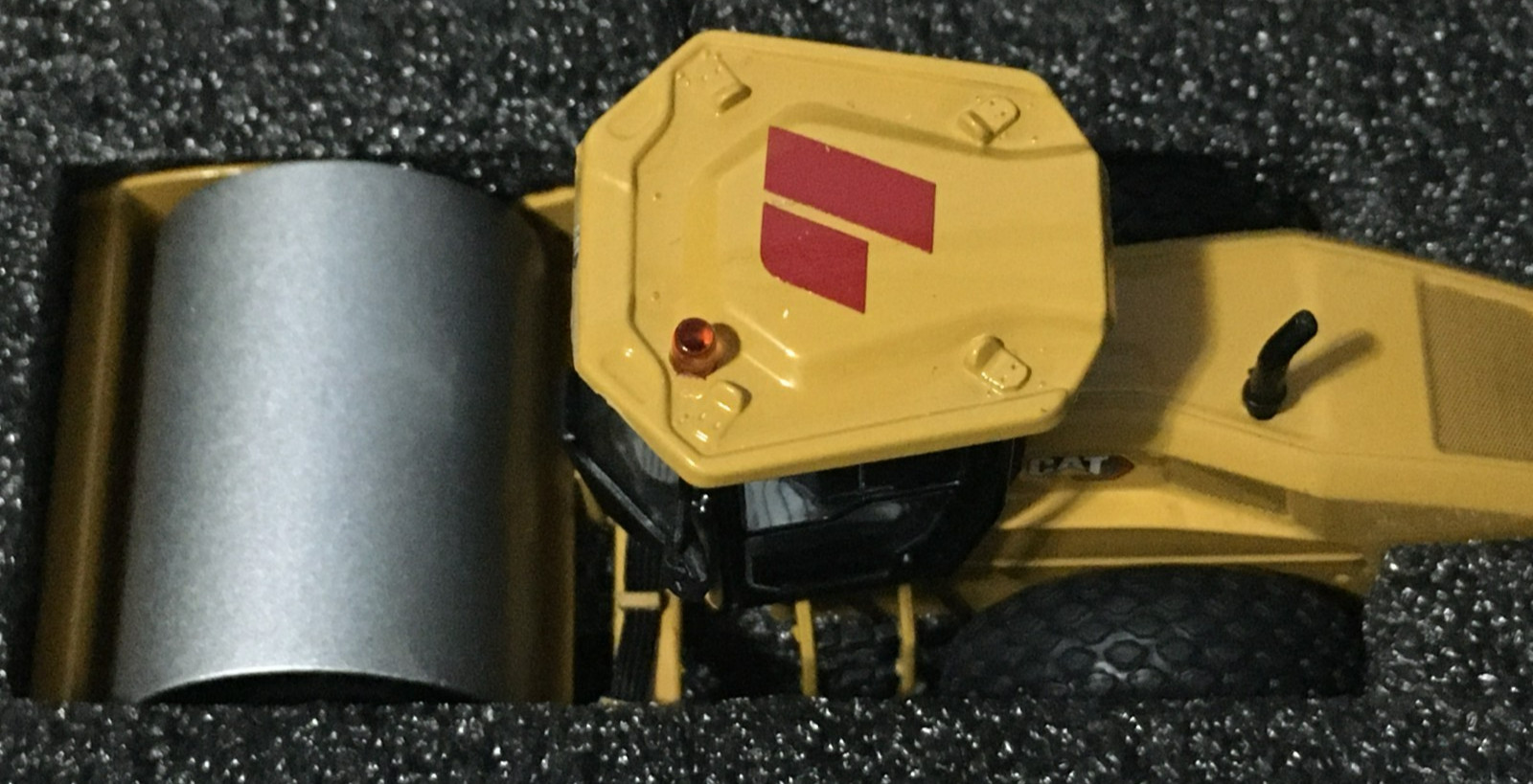 Caterpillar CS11 GC Vibratory Soil Compactor 1:50 Model – Diecast Masters 85589