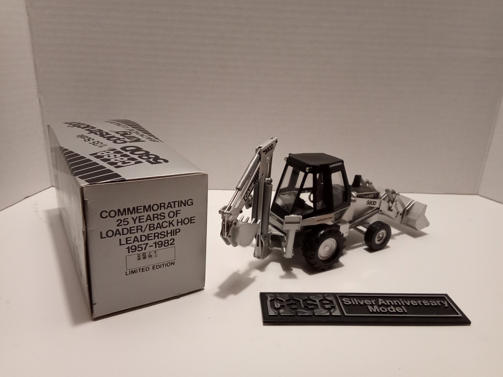 NEW! Case 580D Construction King 1:35 Silver Anniversary Diecast Backhoe Loader