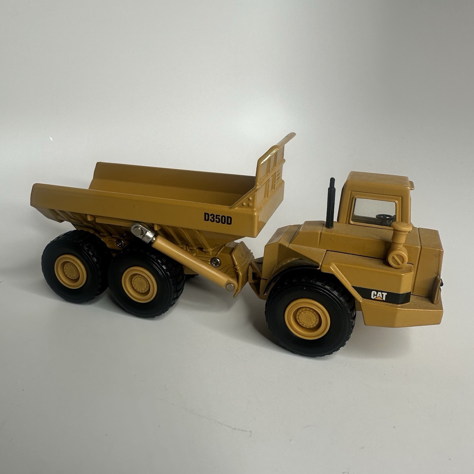 1992 Ertl Caterpillar D3500 Dump Truck 2431 – Construction – 1/50 Scale No Box
